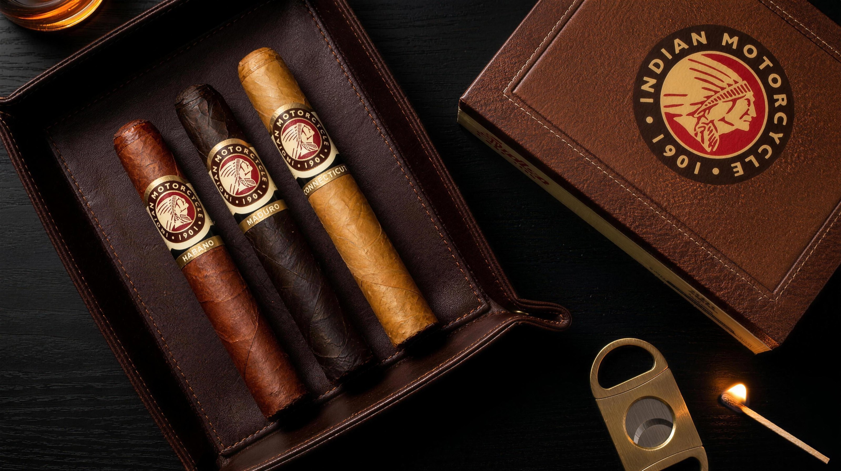 Habano, Maduro y Connecticut Indian Motorcycle sobre una bandeja de cuero